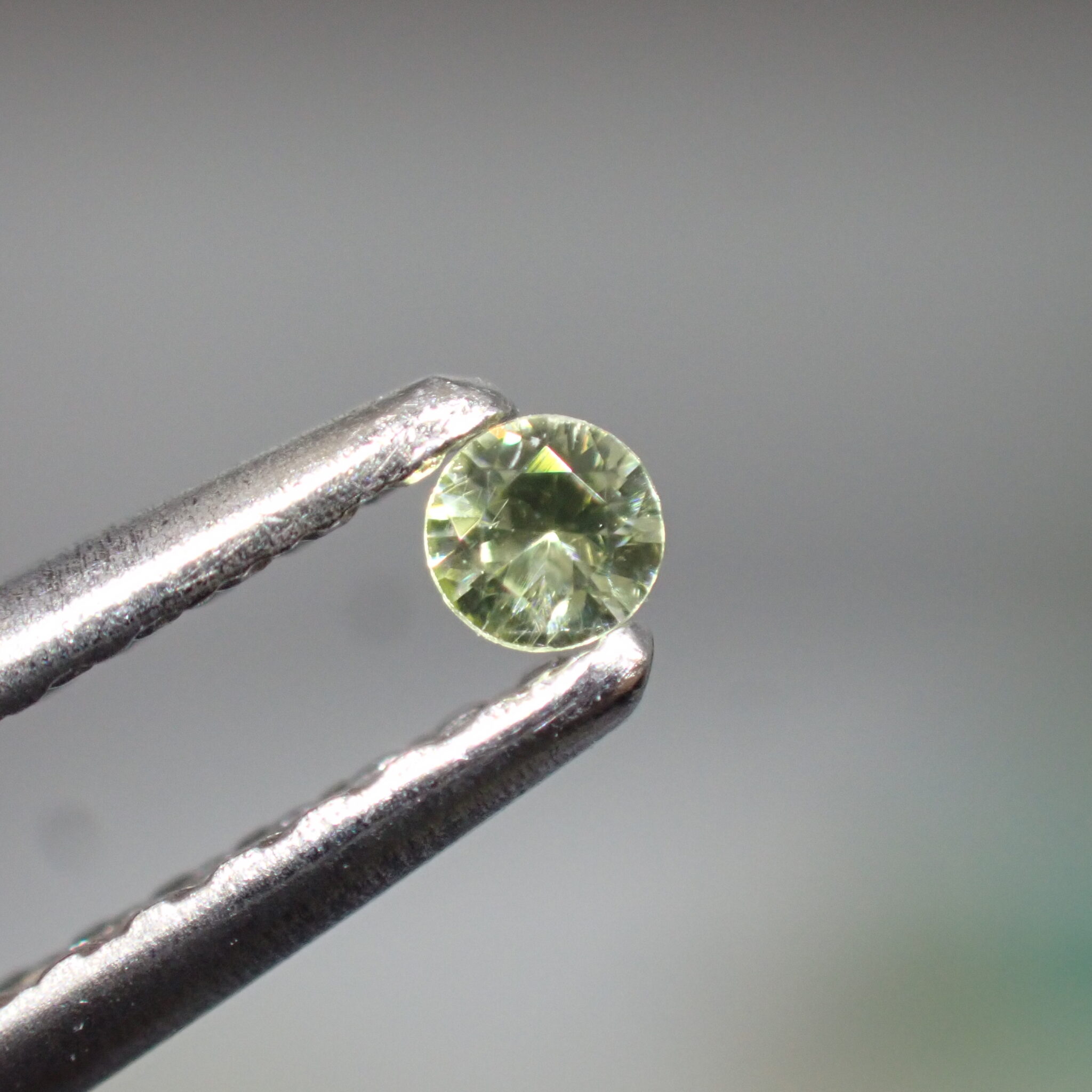 宇宙産！？ロマンあふれるパラサイトペリドット 0.036ct 宝石つむり