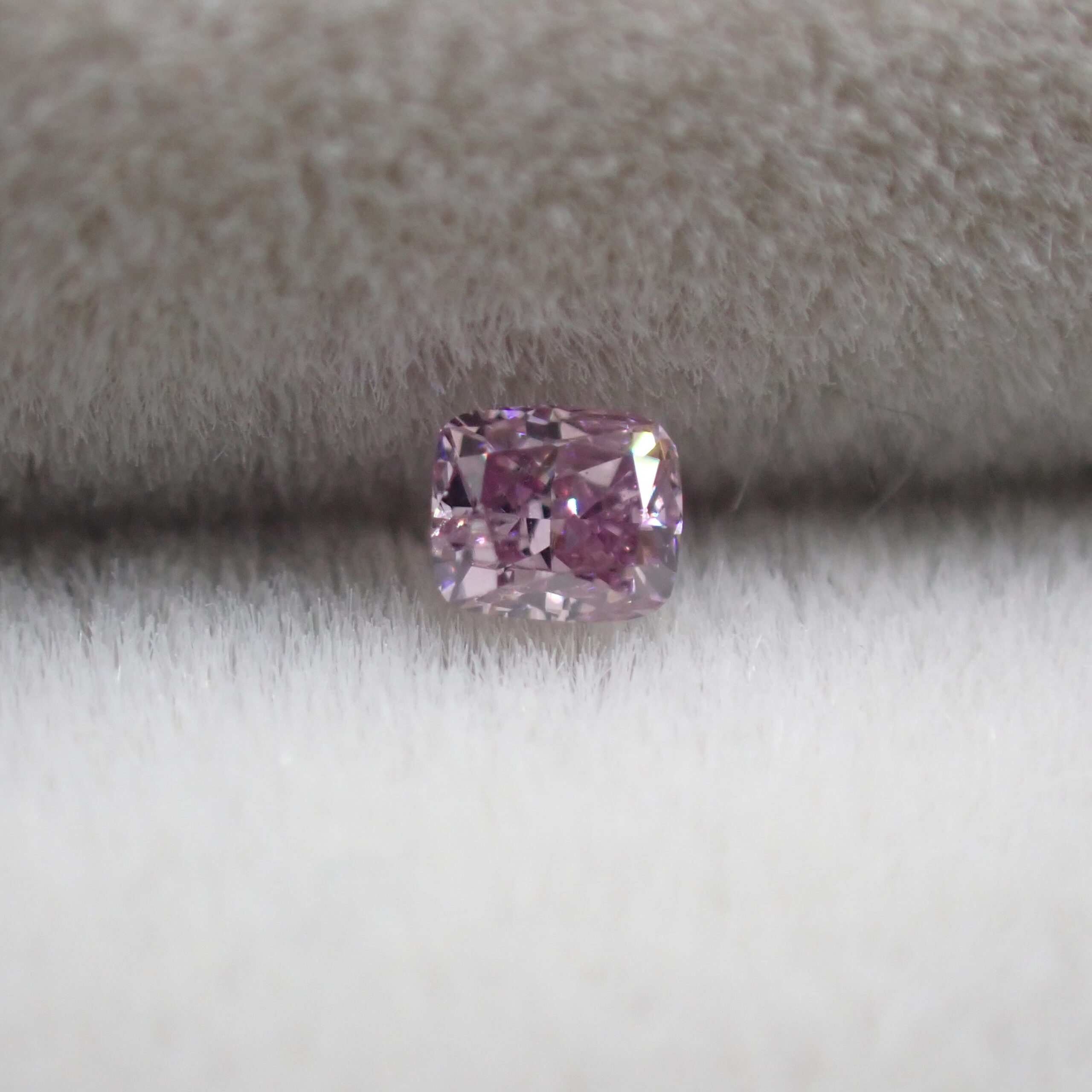 濃くて美しいFancy Intense Purple Pink 0.046ct | 宝石つむり