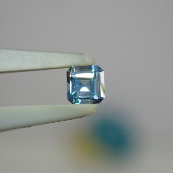 多色性＆輝き◎幻想的な青の輝き！サファーリン 0.286ct