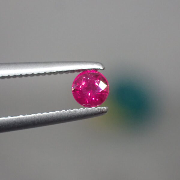 輝きもネオン感も楽しめる☆ミャンマー産ルビー  0.219ct