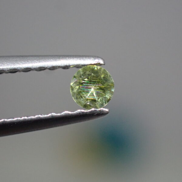 宇宙からの宝石☆インドネシア産☆虹針入り パラサイトペリドット 0.077ct