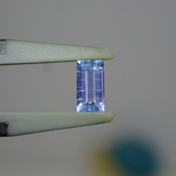 輝き際立つトップカラー！多色性が美しいバゲットカットのエレメージェバイト 0.245ct