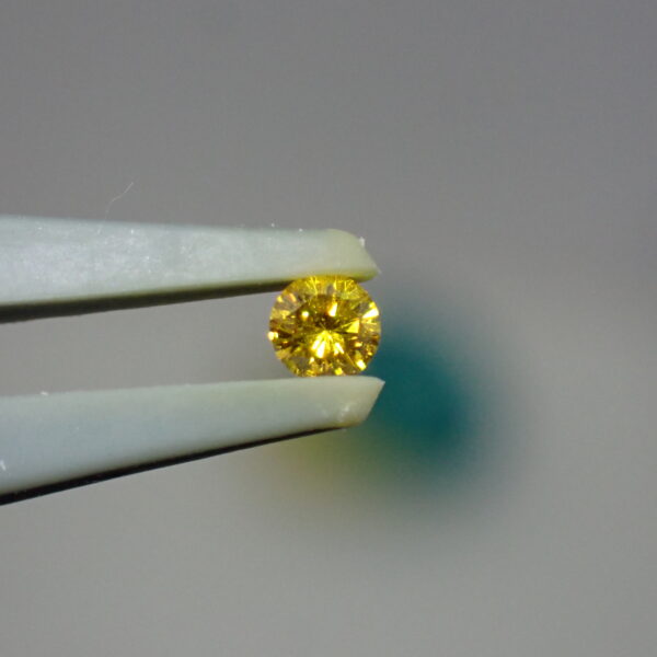 まばゆく弾ける彩度と輝き☆Fancy Vivid Orangy Yellow ダイヤモンド 0.073ct（中央宝石研究所ソーティング付）