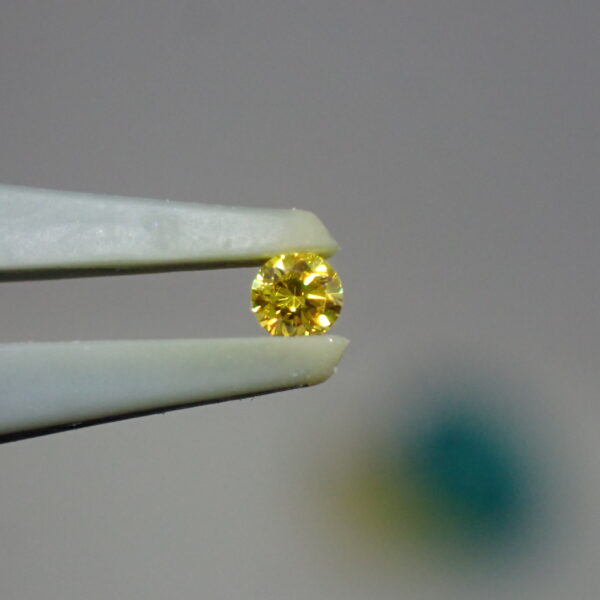 ビタミンカラーが弾ける！ 爽やかに輝くFancy Vivid Yellowダイヤ 0.046ct【CGLソーティング付】
