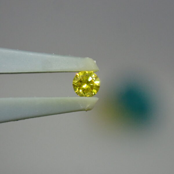 ビタミンカラーが弾ける！ 爽やかに輝くFancy Vivid Yellowダイヤ 0.05ct【CGLソーティング付】