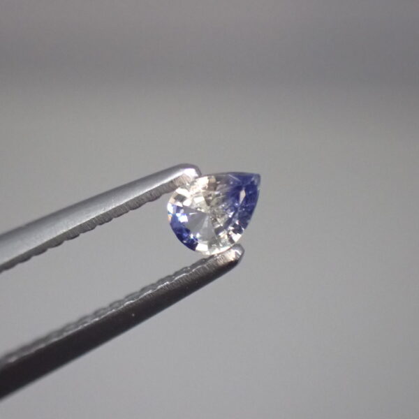 Vividな蛍光反応も楽しめる☆月と海を思わせるバイカラーサファイア 0.18ct