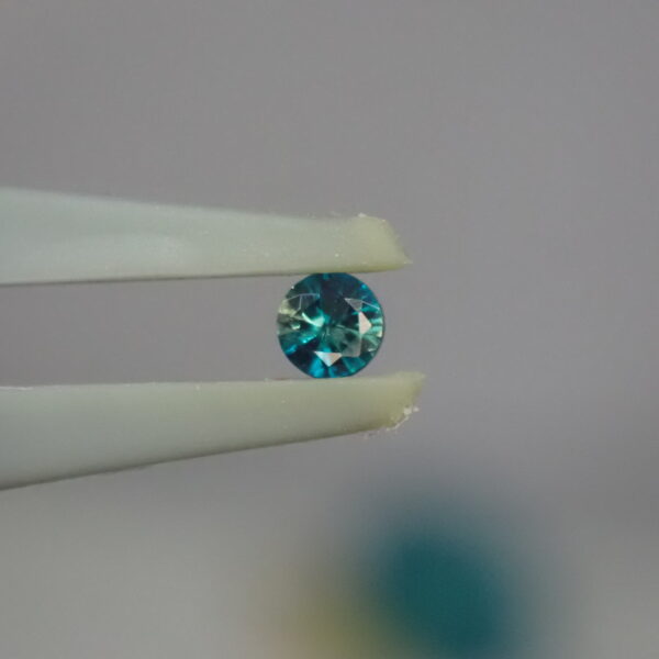 森の奥に差し込むような輝き Skardu産の多色に煌めくラズーライト 0.058ct