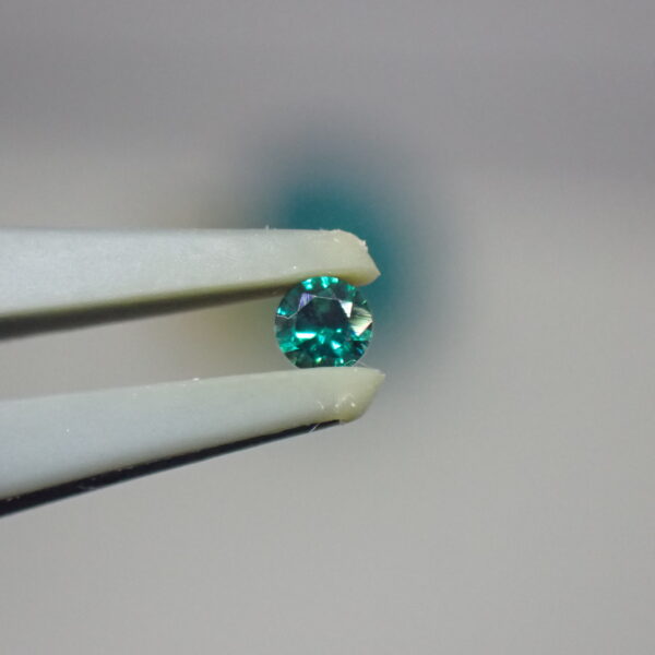 森の奥に差し込むような輝き Skardu産の多色に煌めくラズーライト 0.052ct