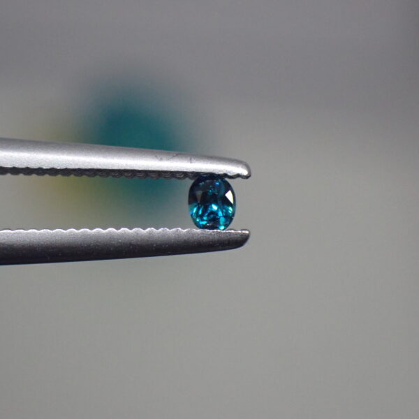 森の奥に差し込むような輝き Skardu産の多色に煌めくラズーライト 0.044ct