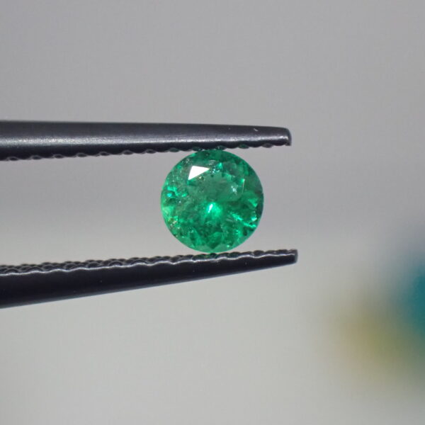 【ツーソン新着】ネオン感＆強い輝き☆透明感あふれる濃い色のロシア産エメラルド 0.185ct