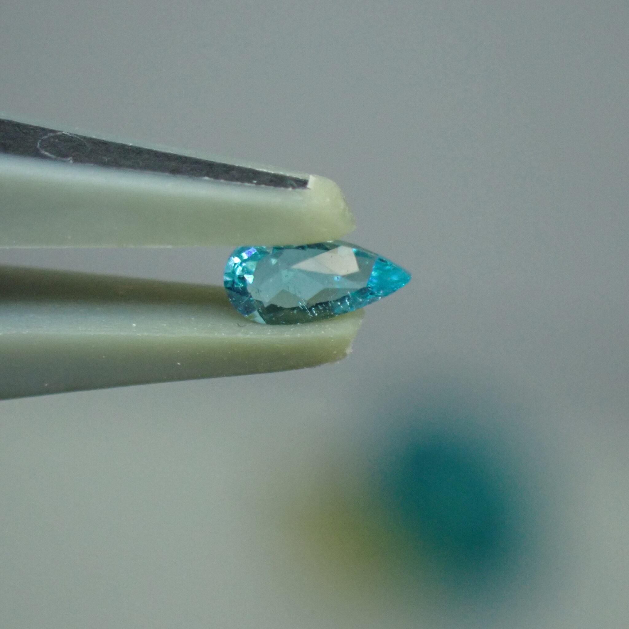透明感とネオンが共演する、ブラジル産パライバトルマリン 0.114ct | 宝石つむり