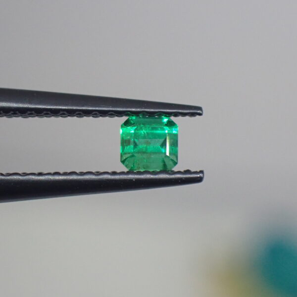 ネオン感＆強い輝き☆透明感あふれる濃いグリーンのロシア産エメラルド 0.149ct