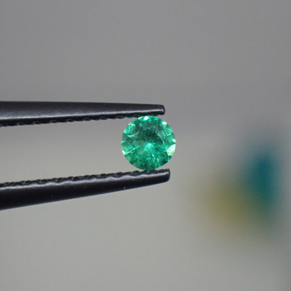 ノンオイル仕入れ☆透明感×輝き◎ ブルーグリーンのロシア産ネオンエメラルド 0.069ct
