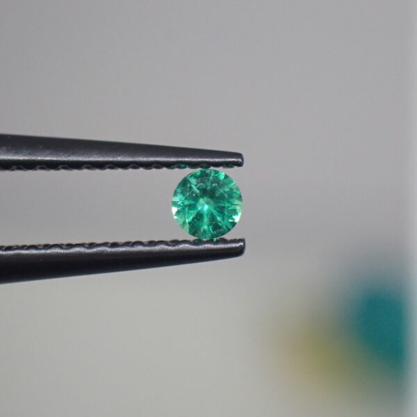 ノンオイル仕入れ☆透明感×輝き◎ ブルーグリーンのロシア産ネオンエメラルド 0.055ct