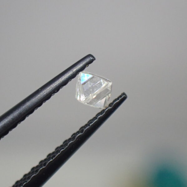 淡いピンクの蛍光とファイアが煌めく☆八面体のカナディアンダイヤモンド原石 0.192ct