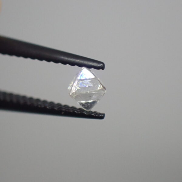 ファイアが煌めく☆八面体のカナディアンダイヤモンド原石 0.264ct