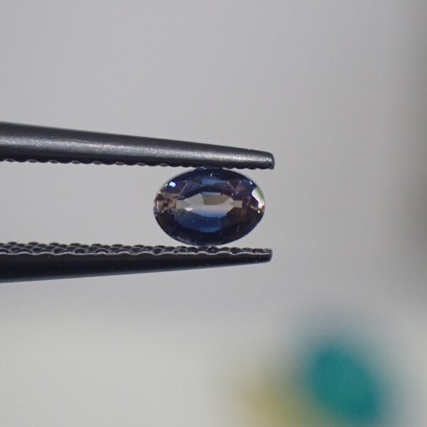 ブルーの色だまりが幻想的☆多色性きらめくブルーティントアキシナイト 0.191ct