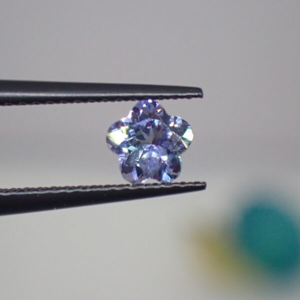 見るたび表情を変える宝石☆チェリーカットのゾイサイト 0.571ct