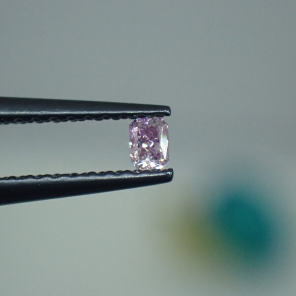 気品を纏う輝き ─ Fancy Intense Purple Pink 0.073ct