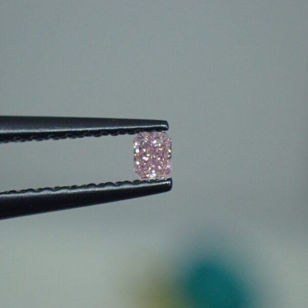 彩りも輝きも極まる☆Fancy Intense Pink × VS-2 クラスの上質ダイヤモンド 0.051ct