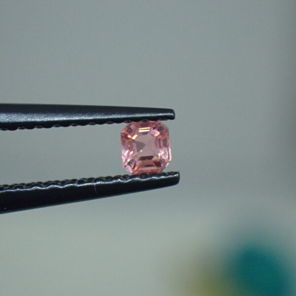 鮮烈ネオンオレンジピンク☆レアストーンのヴェイリネナイト 0.09ct