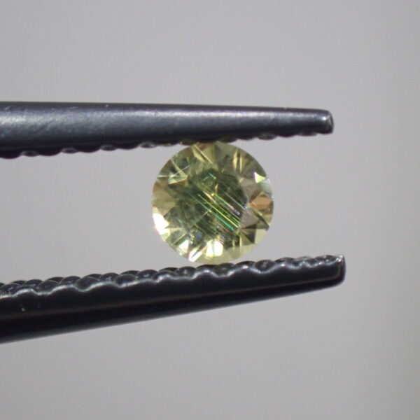 宇宙からの宝石☆インドネシア産☆虹針入り パラサイトペリドット 0.085ct