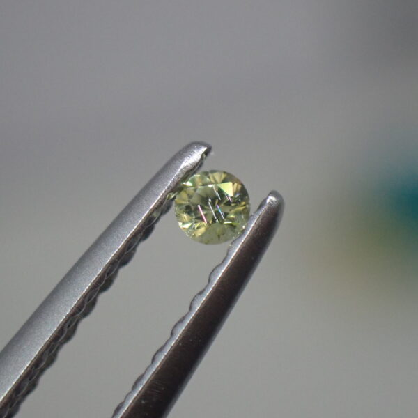 宇宙からの宝石☆インドネシア産☆虹針入り パラサイトペリドット 0.04ct