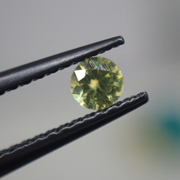 宇宙からの宝石☆インドネシア産☆虹針入り パラサイトペリドット 0.111ct