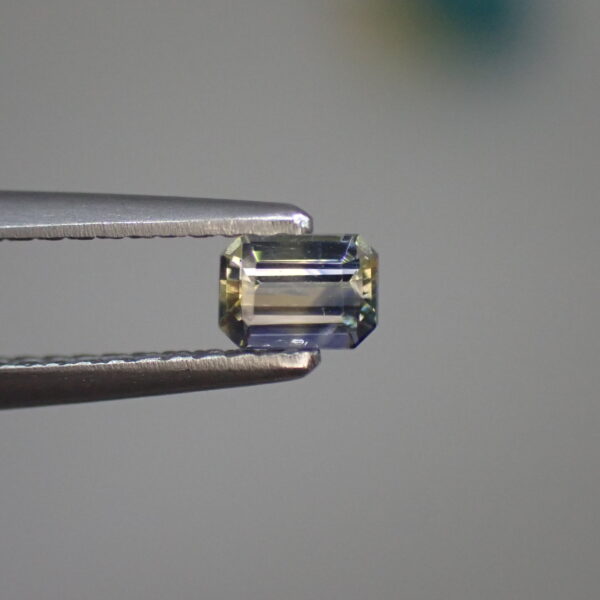 ２色のインクを垂らした！？不思議なバイカラーサファイア 0.253ct