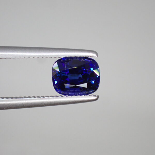 【AIGS鑑別書付】スリランカ産ネオン感◎どっしりと美しいロイヤルブルーサファイア 0.67ct