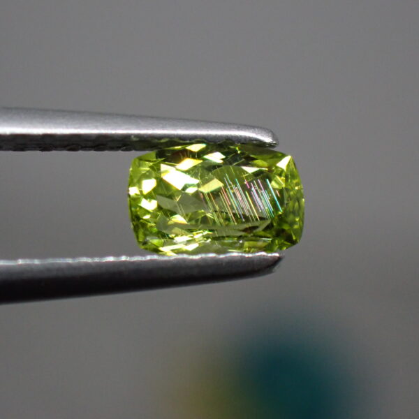 大粒☆宇宙からの宝石☆インドネシア産☆虹針入り パラサイトペリドット 0.519ct