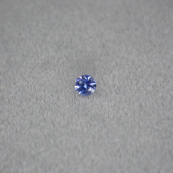 輝き◎ネオン感◎美しいブルー系のベニトアイト 0.045ct