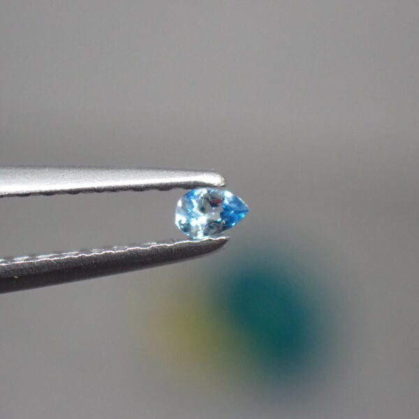 珍しいバイカラー☆ジンバブエ産ユークレース 0.03ct