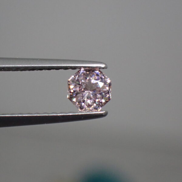 赤蛍光☆３兆円カット☆美しく輝くマラヤガーネット（ドラゴンガーネット） 0.445ct