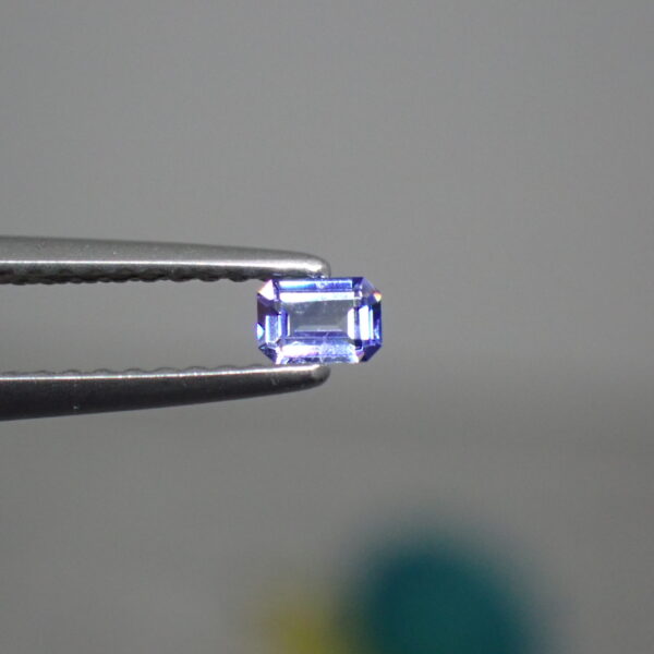 輝き◎ネオン感◎美しいヴァイオレットブルー系のベニトアイト 0.132ct