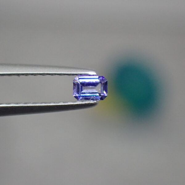 輝き◎ネオン感◎美しいヴァイオレットブルー系のベニトアイト 0.108ct