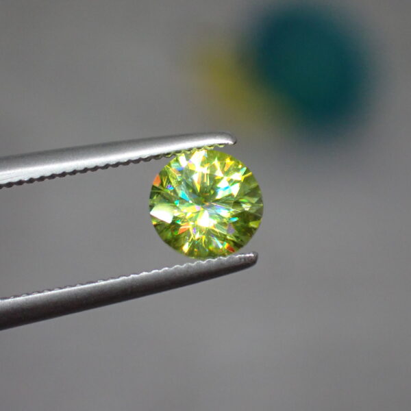【タイ新着ルース】魅惑のグリーン系☆カラフルファイアのスフェーン 0.556ct