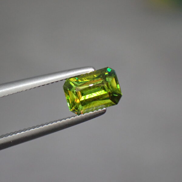 シックなグリーン☆ピカーッと光るパキスタン産スフェーン 0.623ct