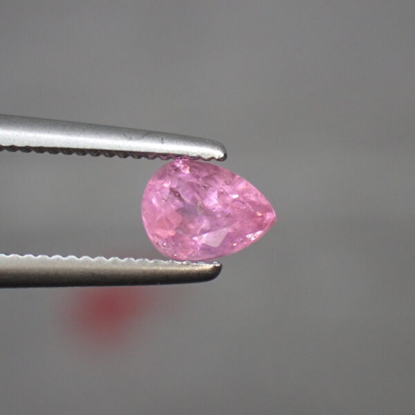 強い多色性☆ジュエリー加工にもオススメのレアストーン ペツォッタイト 0.35ct