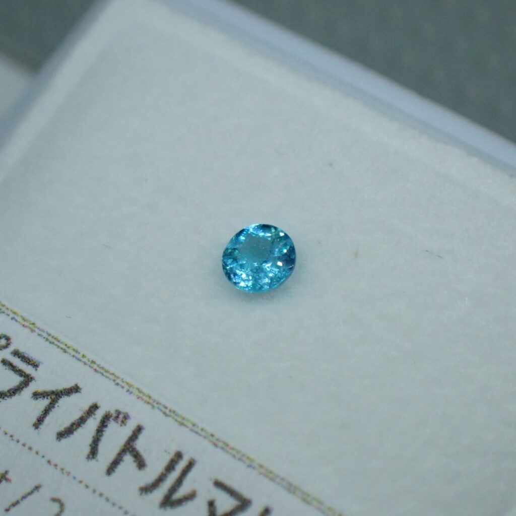 【ソ付】鮮やかな水色☆キラっと輝きも楽しめるパライバトルマリン 0.076ct | 宝石つむり