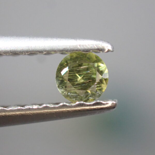 宇宙からの宝石☆インドネシア産☆虹針入り パラサイトペリドット 0.074ct