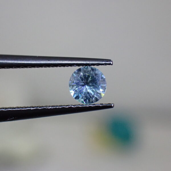 混ざり合うパープル、グリニッシュブルー☆キラキラ輝くラウンドカットのコーネルピン 0.298ct