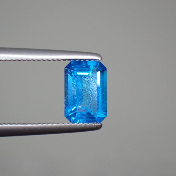 海の泡を閉じ込めたような、ネオンブルーの煌めき☆ブルーアパタイト 0.641ct