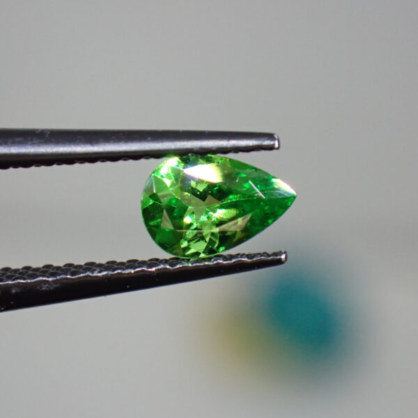 強烈なネオンの煌めき☆ ツァボライト 0.391ct