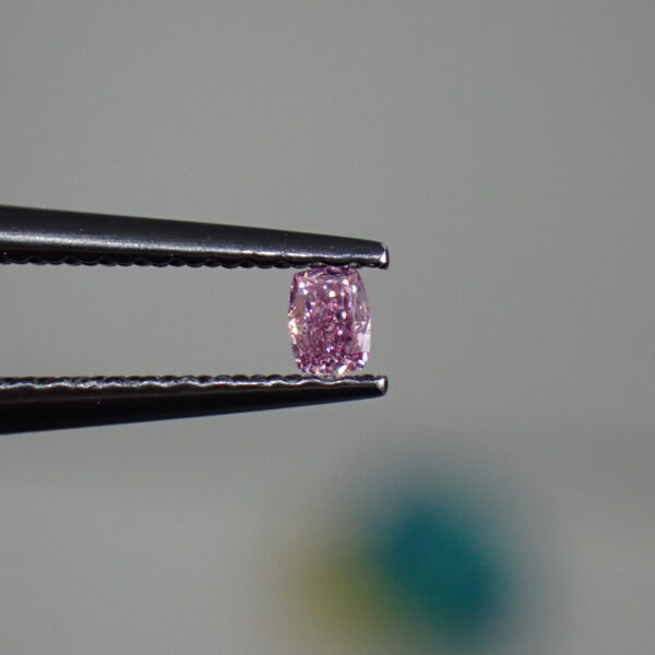 気品を纏う輝き ─ Fancy Deep Purple Pink 0.06ct