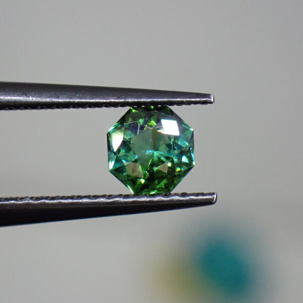 強く華やかな光を放つ３兆円カット®の特別な輝き トルマリン 0.377ct