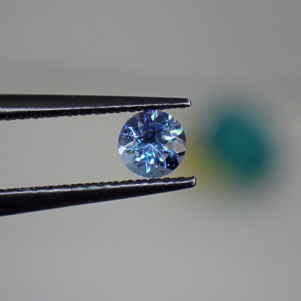 ＜ｻﾝﾁｮさんｶｯﾄ＞多色性＆濃い海のようなブルー アフリカ産アクアマリン 0.227ct