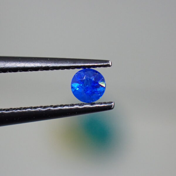 視線を集めるネオンの輝き☆ジュエリー映えするドイツ産アウイナイト 0.072ct