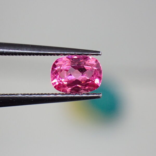 光を宿すネオンカラー☆華やかなパープリッシュスピネル 0.648ct