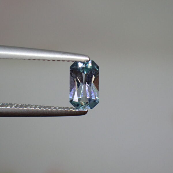 輝き&多色性◎美しいパープルxグリーンブルーコーネルピン 0.263ct